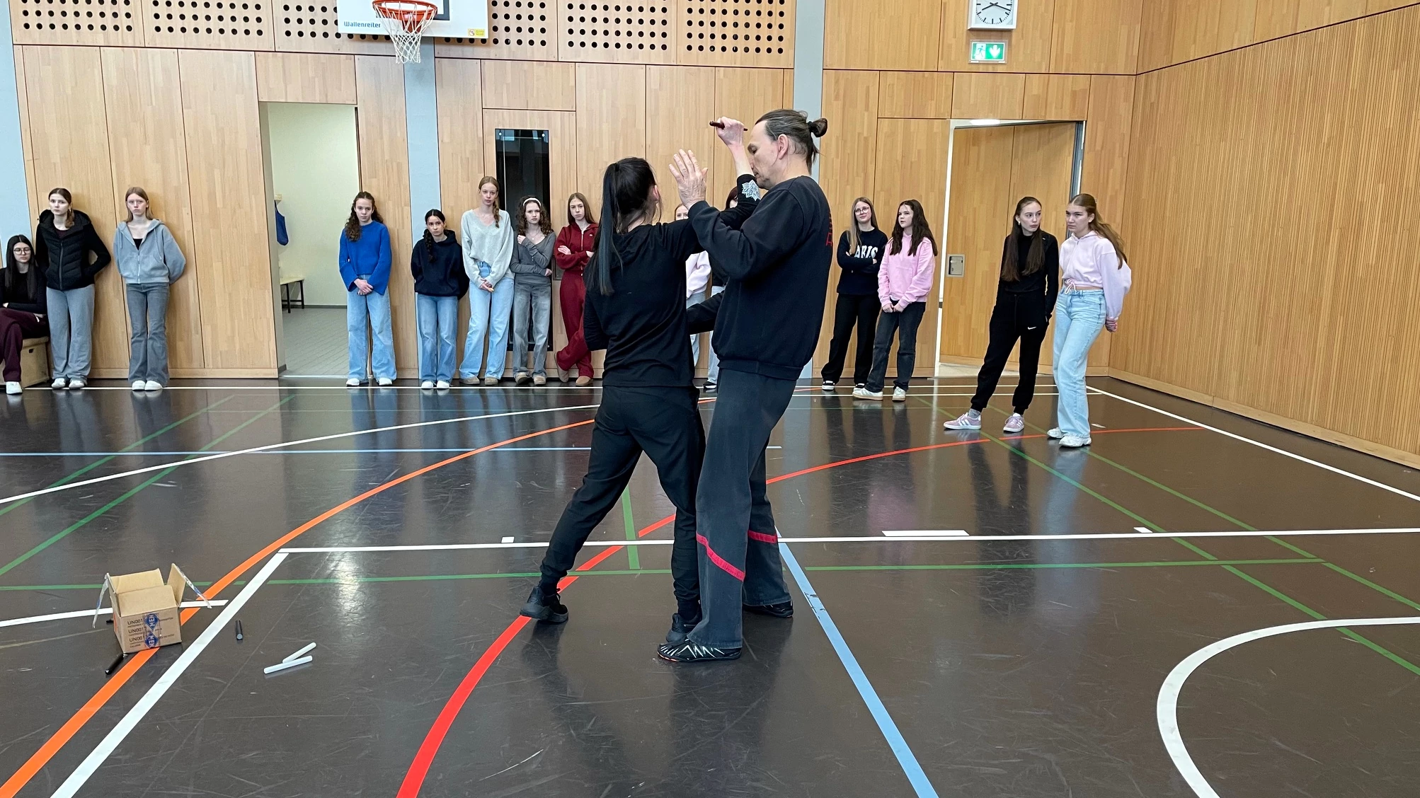 Titelbild: Selbstverteidigungskurs im Rahmen des Sportunterrichts in der Klasse 9