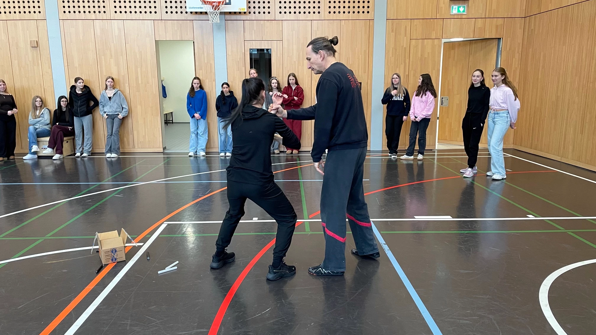 Bild 2: Selbstverteidigungskurs im Rahmen des Sportunterrichts in der Klasse 9