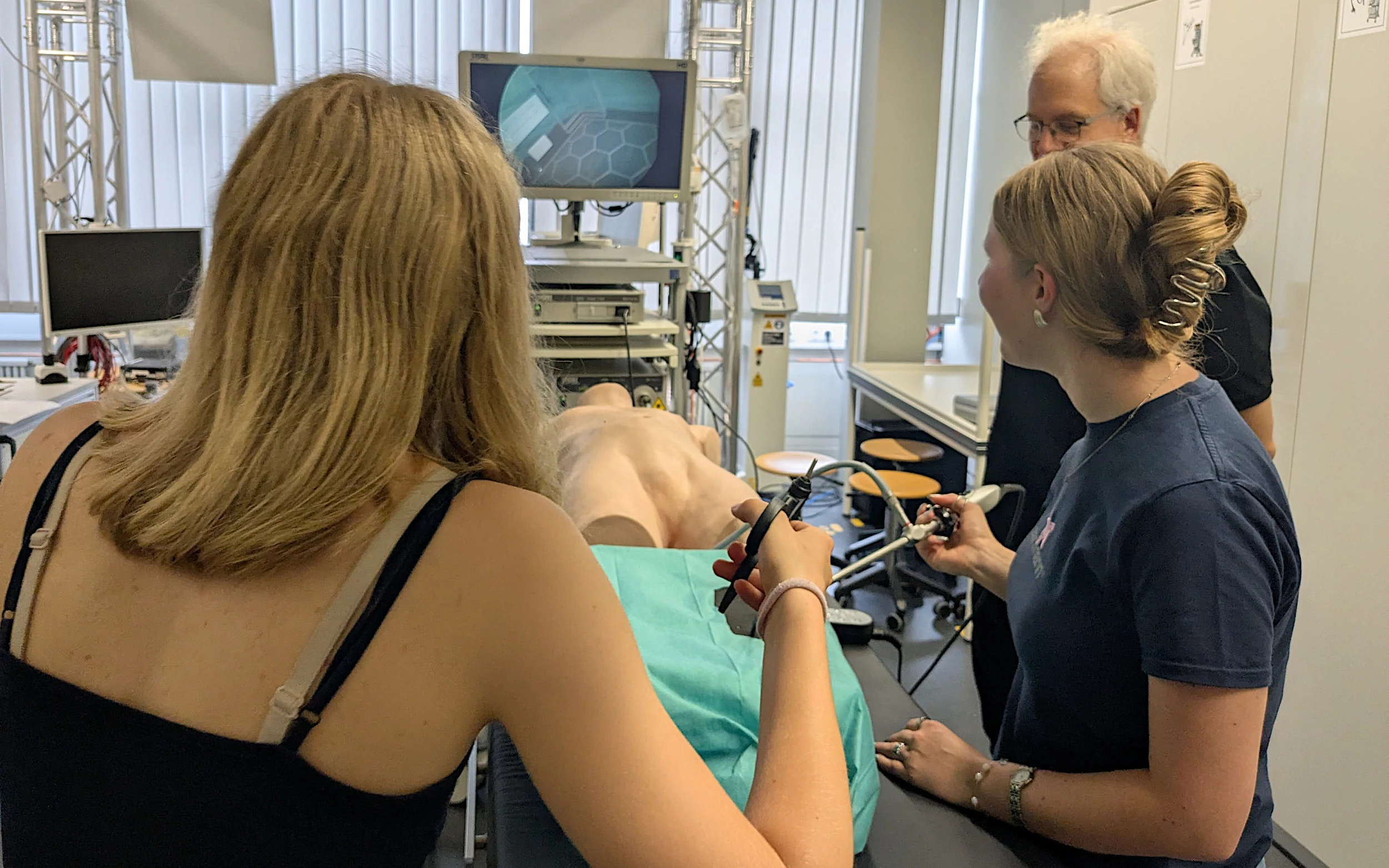 Bild 1: Schüler-Ingenieur-Akademie besucht das Institut für Medizingerätetechnik der Universität Stuttgart
