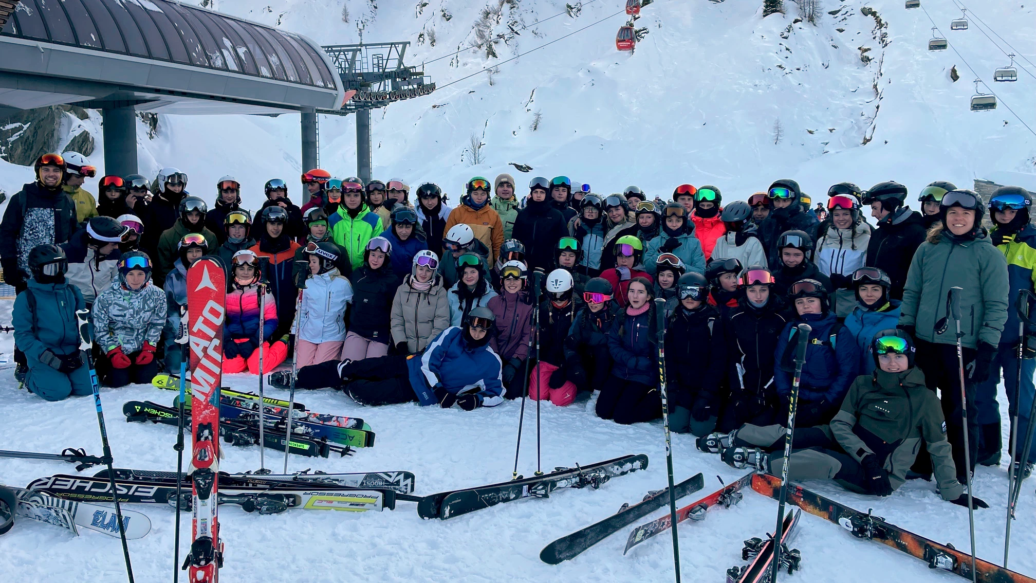 Titelbild: Skiausfahrt am Wintersporttag