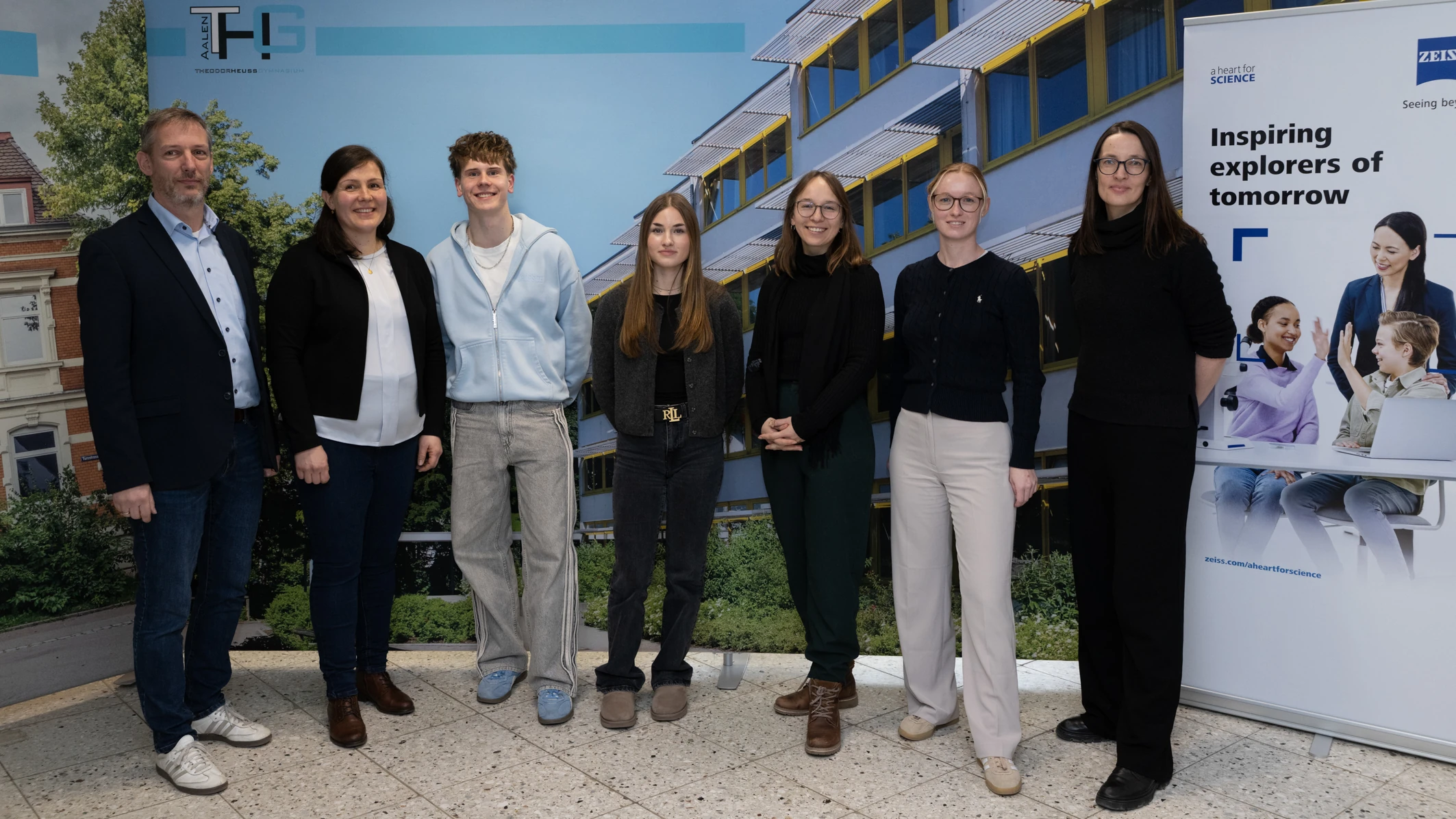 Titelbild: Zeiss Expertinnen begeistern für MINT-Berufe