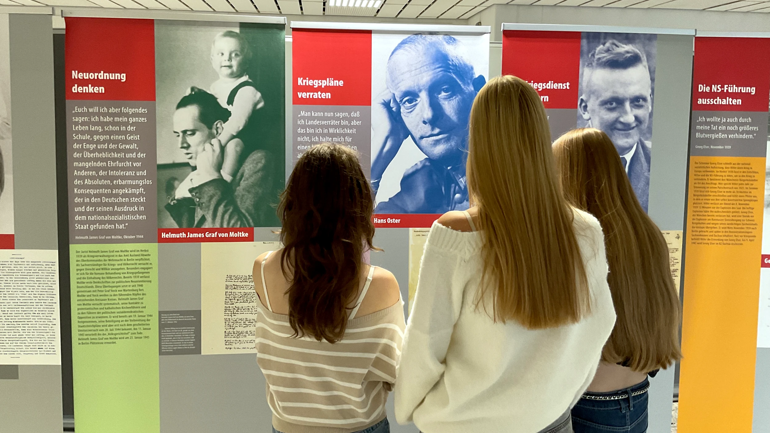 Bild 1: Von der Schülerin und vom Schüler zum Ausstellungs-Guide